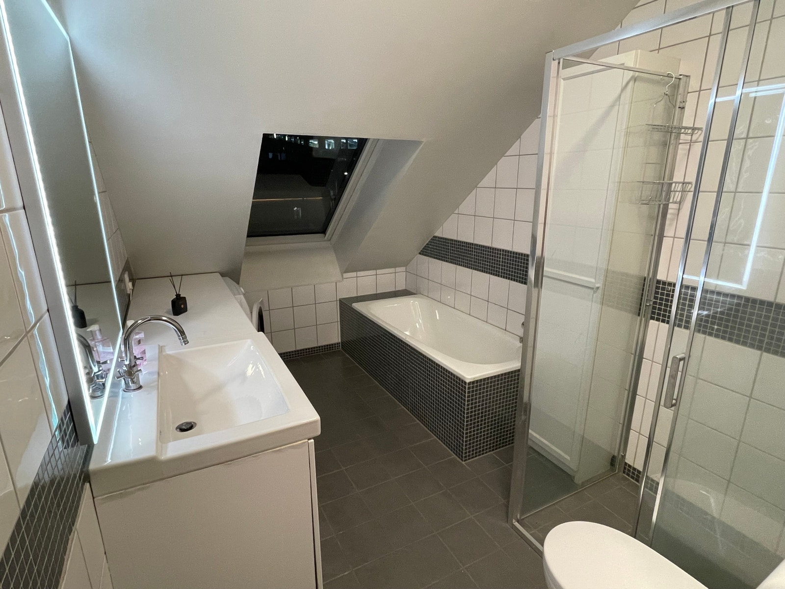 Bad inkludert badekar og WC. Vaskemaskin. Galleribilde