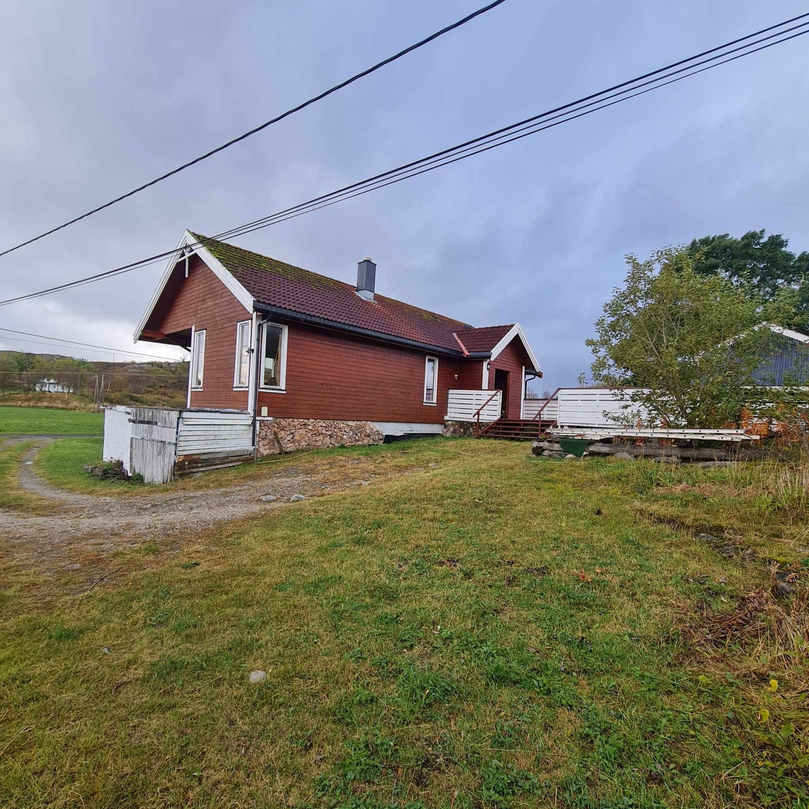 Oppkjørsel hovedinngang med parkering. Galleribilde