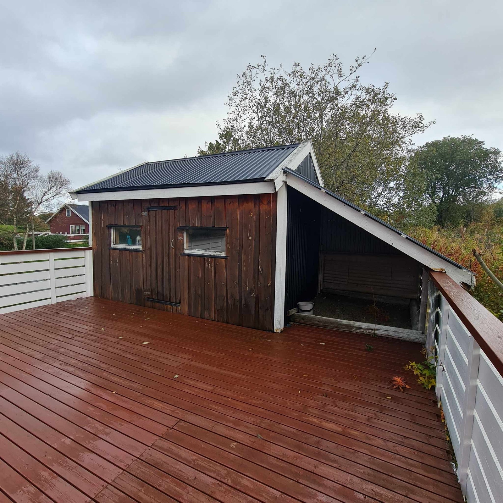 Bua ligger rett ovenfor hovedinngangen. Galleribilde