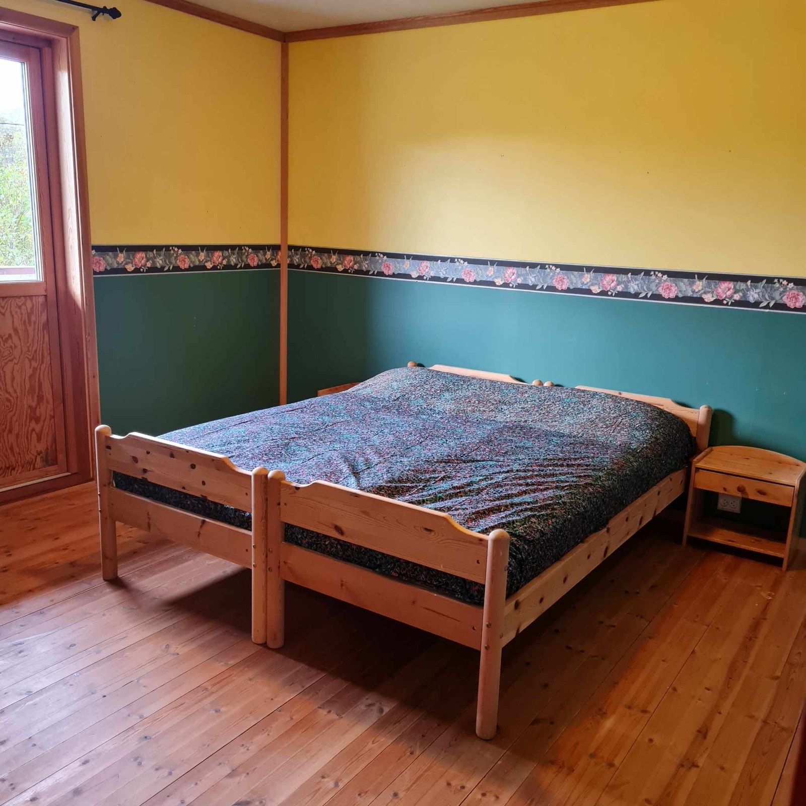 Hoved-soverom med utgang til en liten balkong. Galleribilde