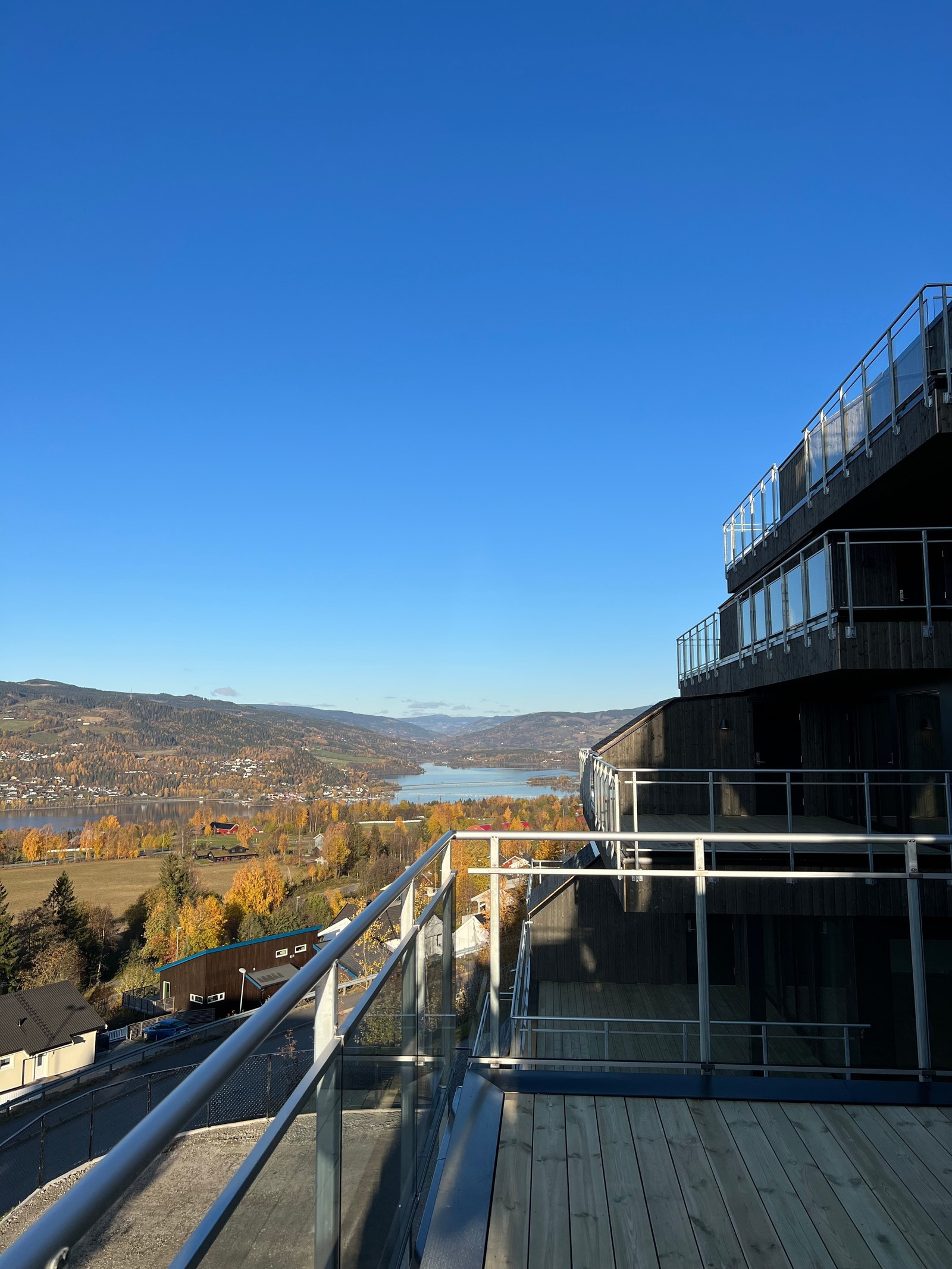 Terrasse med glassrekkverk, utsikt mot vest Galleribilde