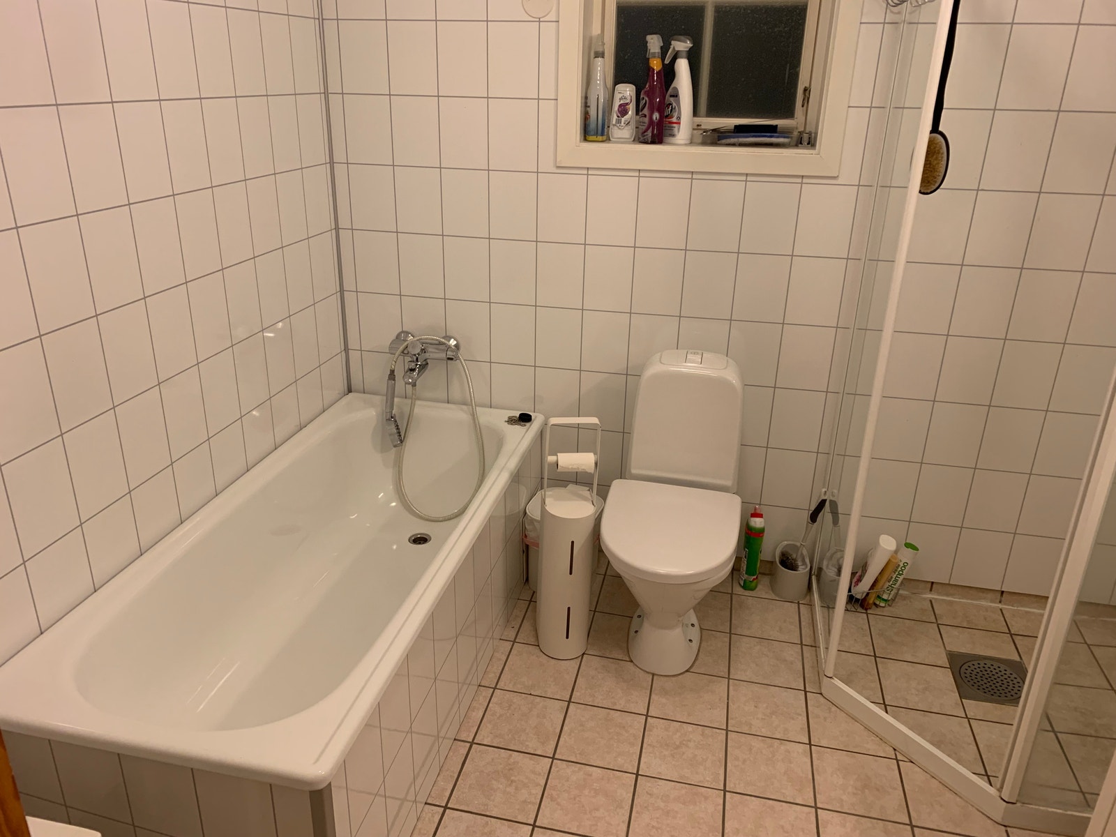 Bad med badekar og dusj Galleribilde