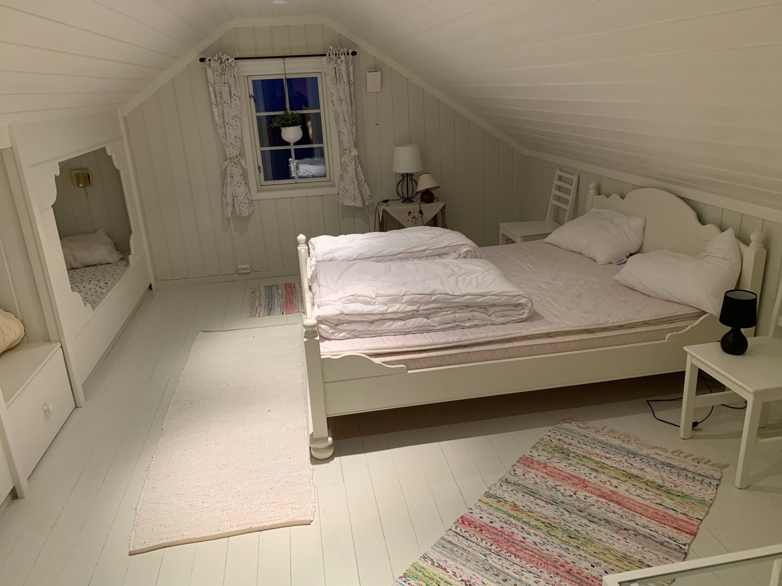 Soverom 2 Dobbeltseng og to enkeltsenger i kneveggen 2.etg Galleribilde