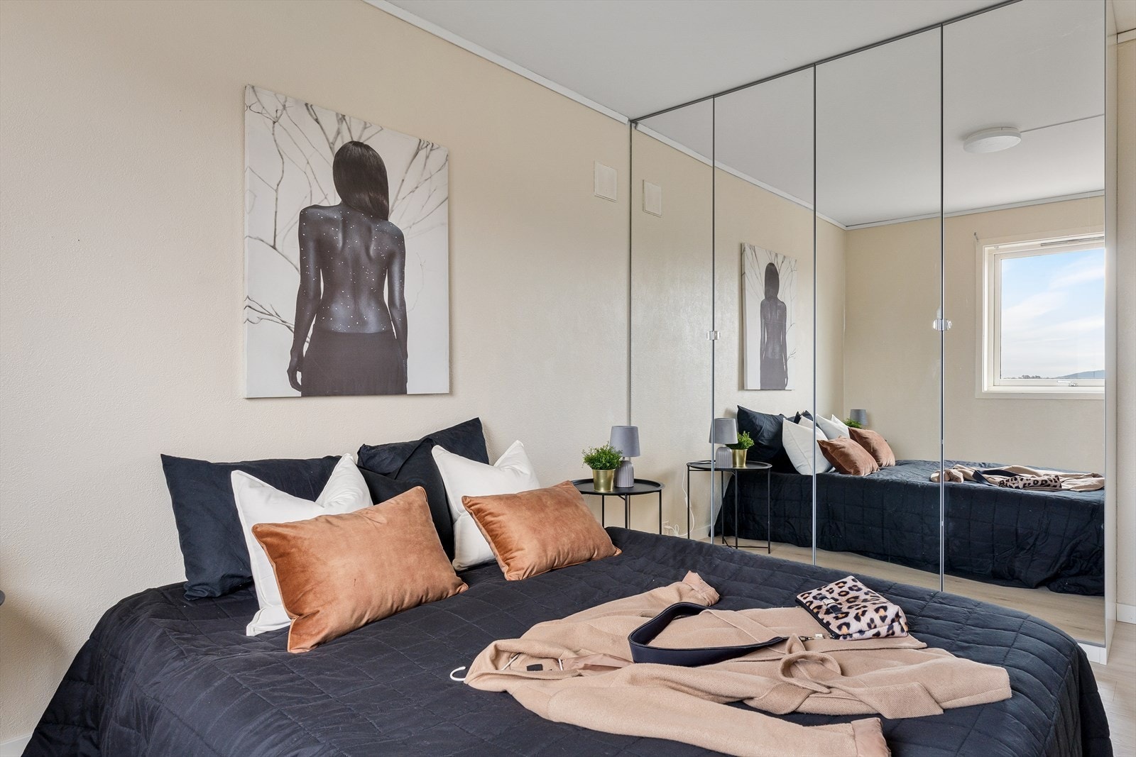 Stor garderobe på soverommet Galleribilde