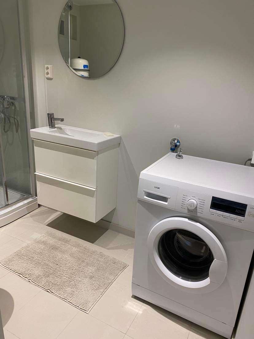 Bad med dusjkabinett og vaskemaskin Galleribilde