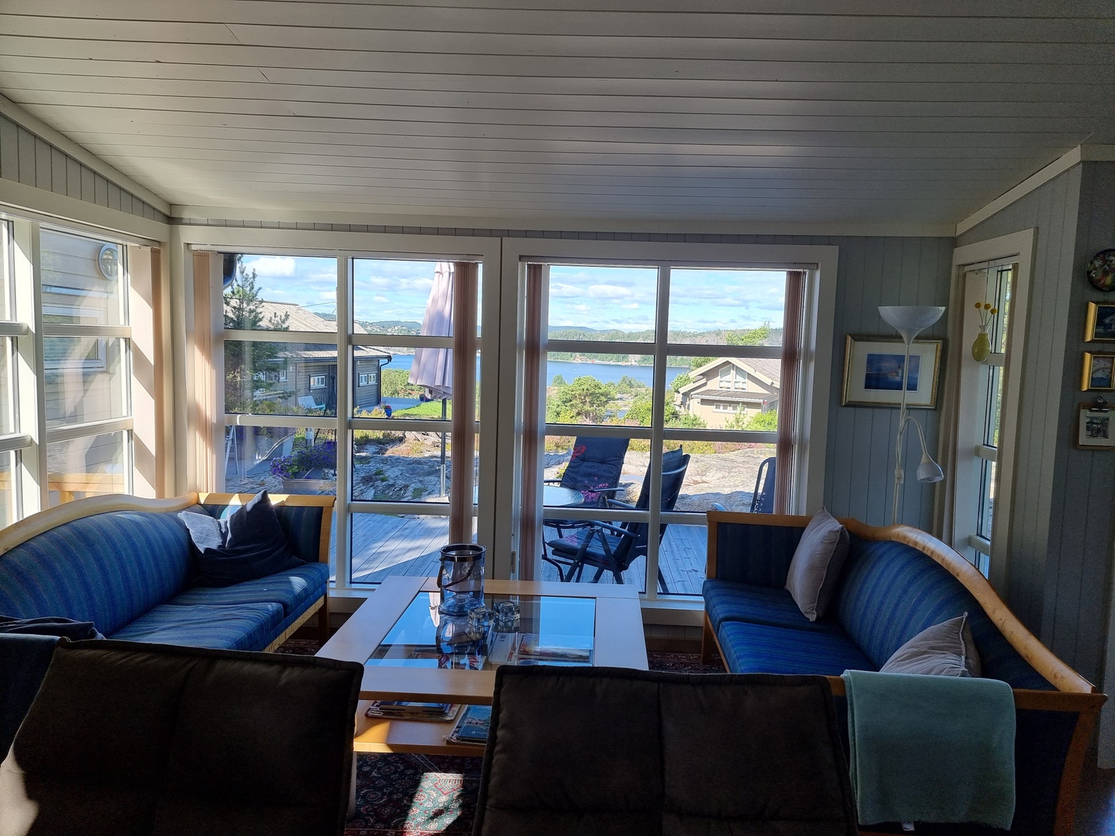 Utsikt mot sjøen og Kragerø fra stua. Galleribilde