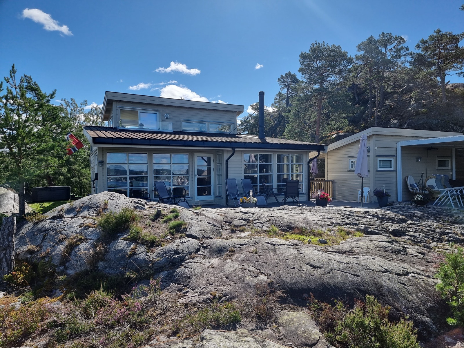 Svaberg og oftest blå himmel omkranser vårt sommerparadis. Galleribilde