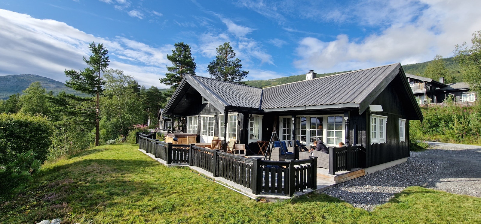 Strålende utsikt og stort område rundt hytta til aktivitet og lek; sommer som vinter Galleribilde