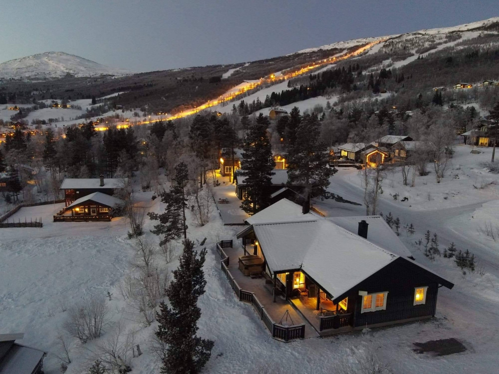 Utrolig sentral plassering på hytten. Ski in/out mulighet. Skitrekket i bakgrunnen Galleribilde