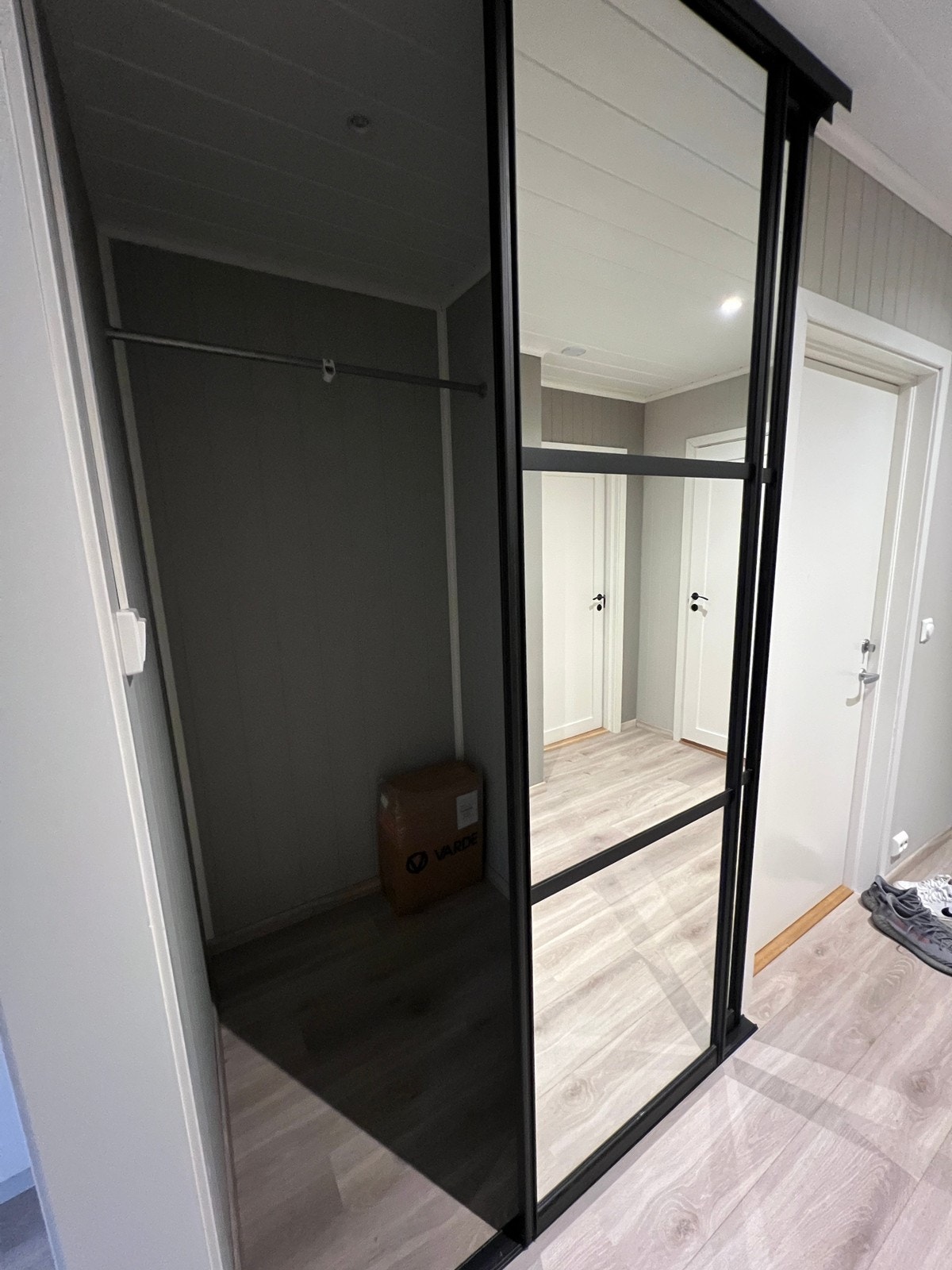 Klesskap/oppbevaringsplass bak skyvedør. Galleribilde