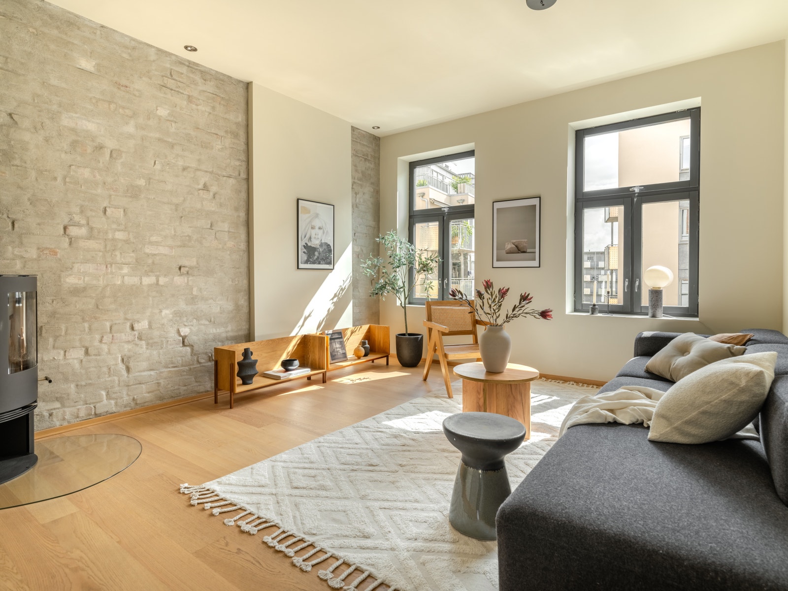 Stue med peisovn og original teglstein Galleribilde