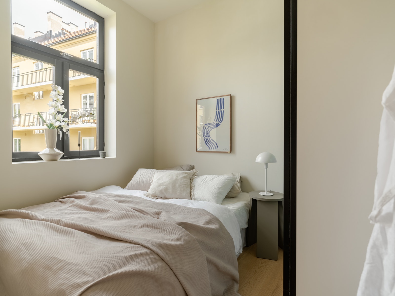 Soverom mot stille bakgård Galleribilde