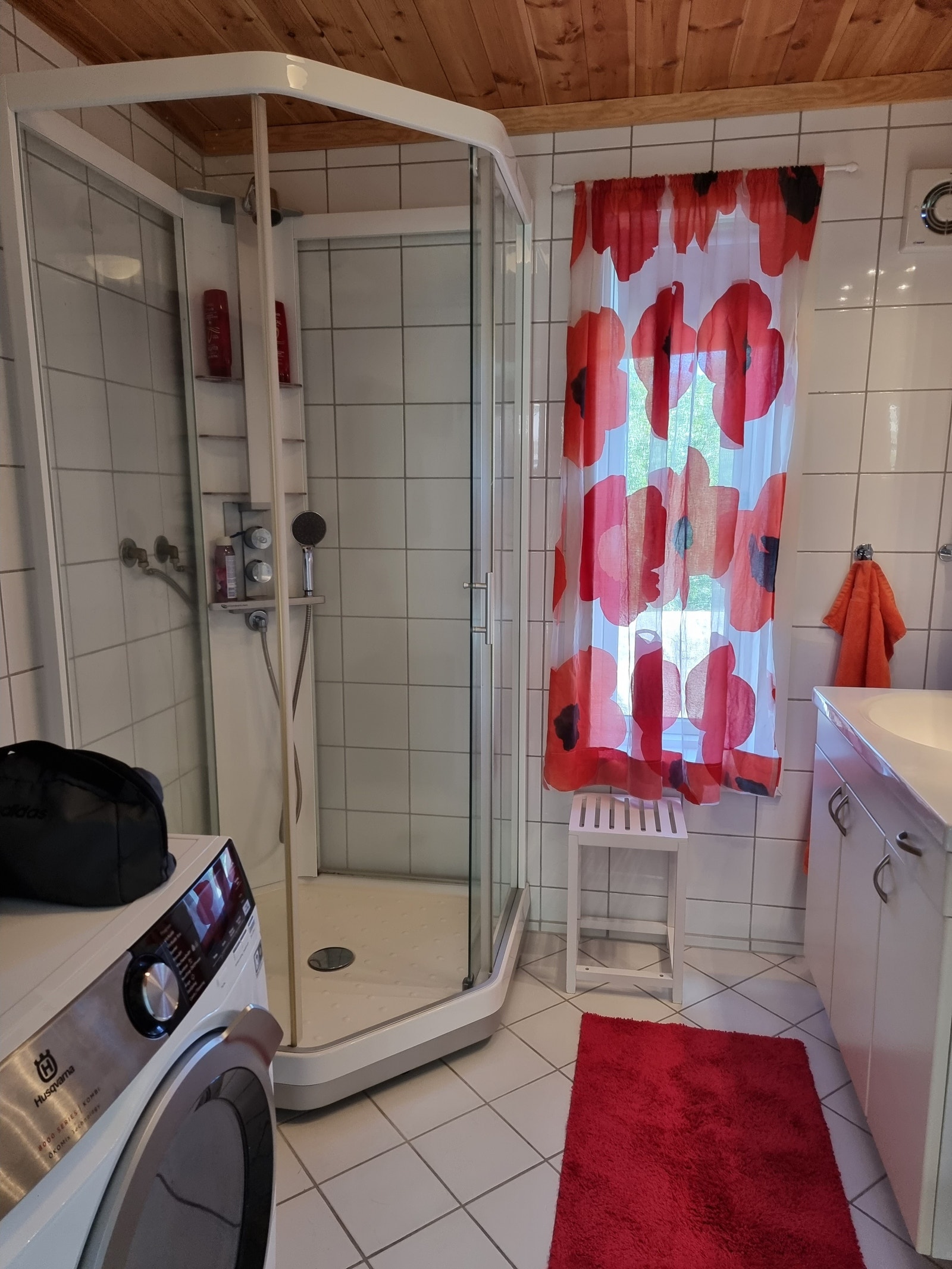 Et av badene, hvor det også er vaskemaskin og tørketrommel. Galleribilde