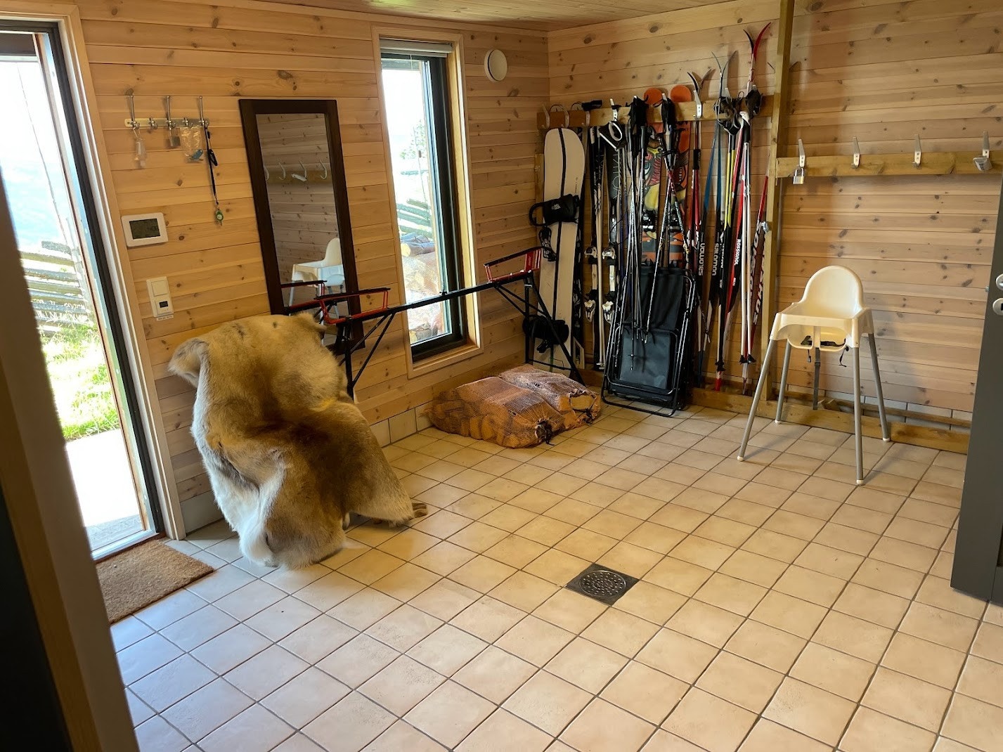 Stor praktisk inngangsparti/gang med gode tørkemuligheter for alles klær etter en dag i bakken Galleribilde