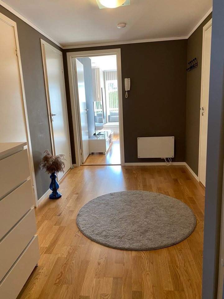 Gang med dører til begge soverommene, innvendig bod og bad Galleribilde