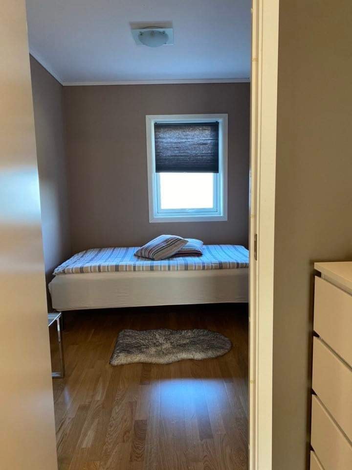 Gjeste soverom. Plass seng/skap og skrivebord Galleribilde