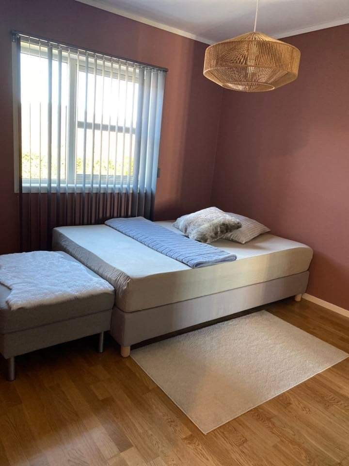 Stort soverom, masse plass, følger med dobbelt ikea skap med masse lagring Galleribilde