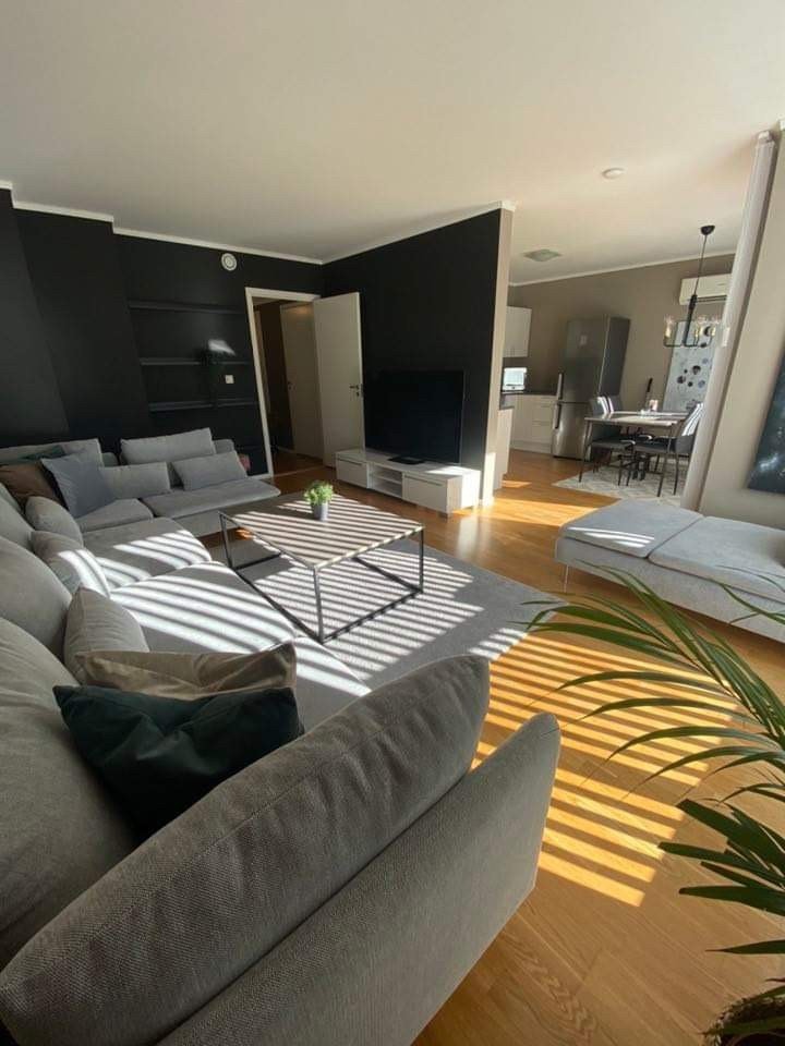 Stue med innsyns til kjøkkenet Galleribilde