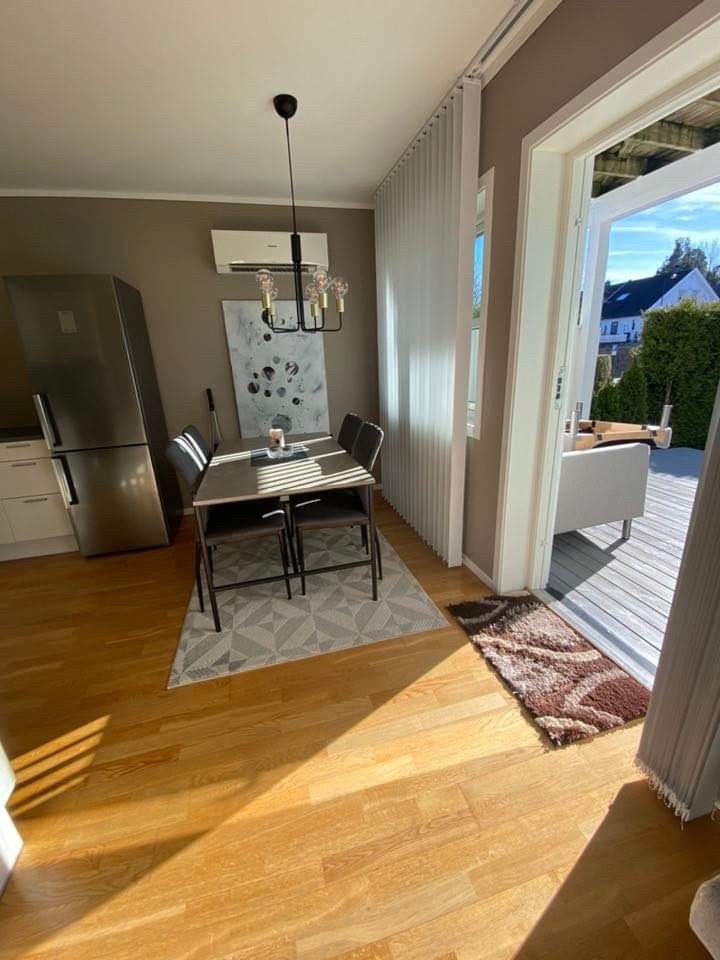 Kjøkken med dør ut til terrasse og hage Galleribilde