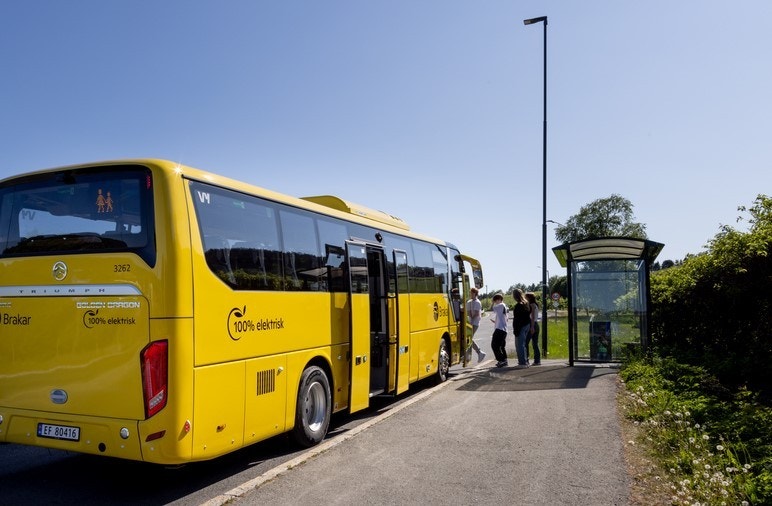 Bussrutene er enkelt lagt til rette både for de som jobber og går på skole i Hønefoss. Bussholdeplassen ligger kun 100 meter fra blokka på Hallingby. Fra Hønefoss går det buss hver time til Oslo. Dermed er storbylivet lett tilgjengelig mens du bor landlig Galleribilde