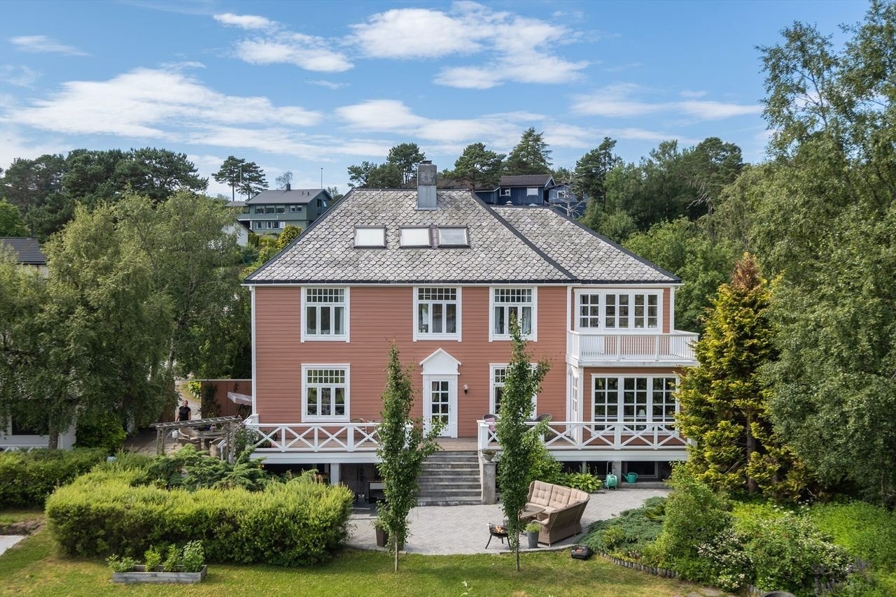 Flott hage ned mot Rensvikvannet Galleribilde