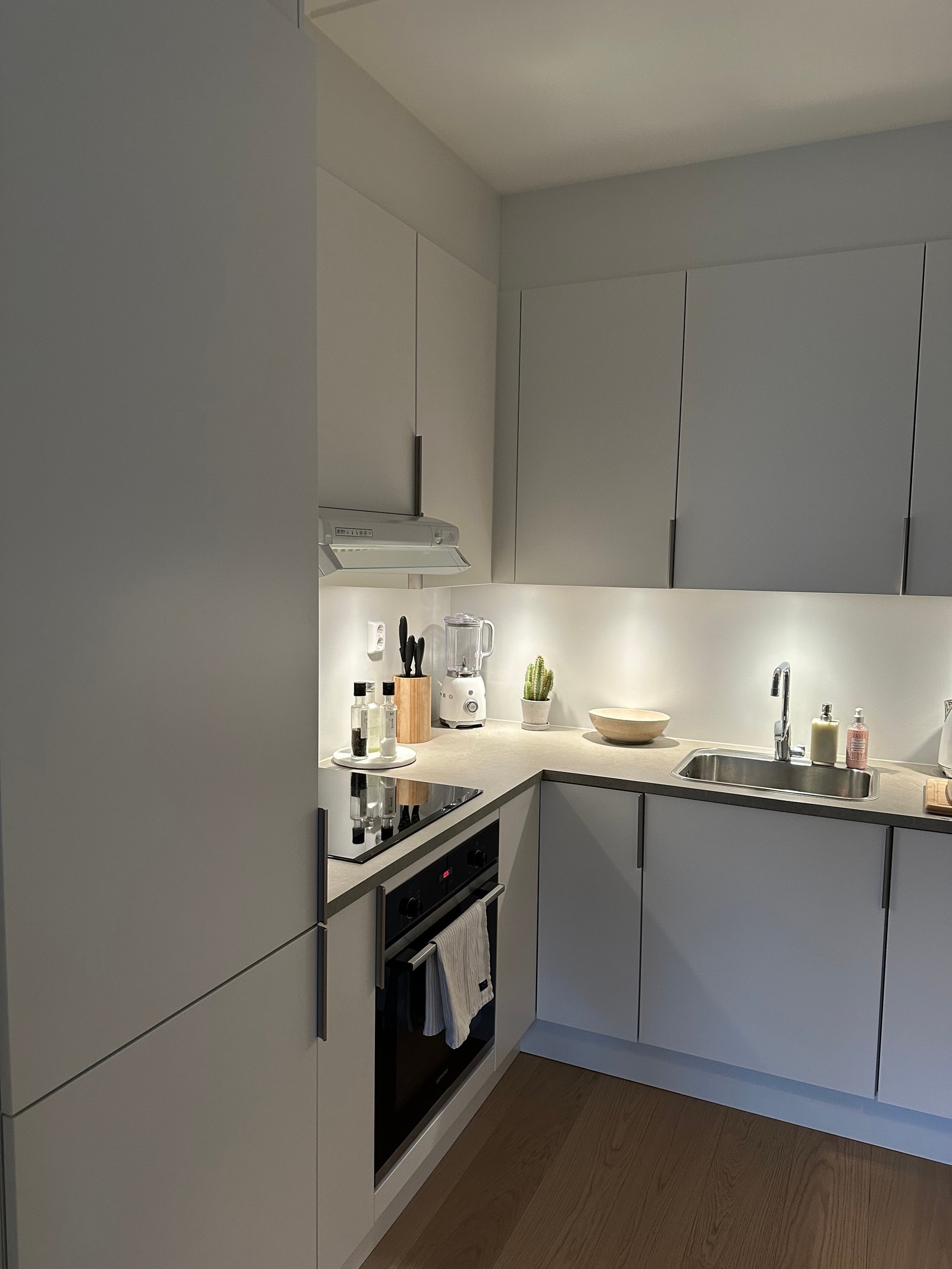 Kjøkken med alle hvitevarer Galleribilde