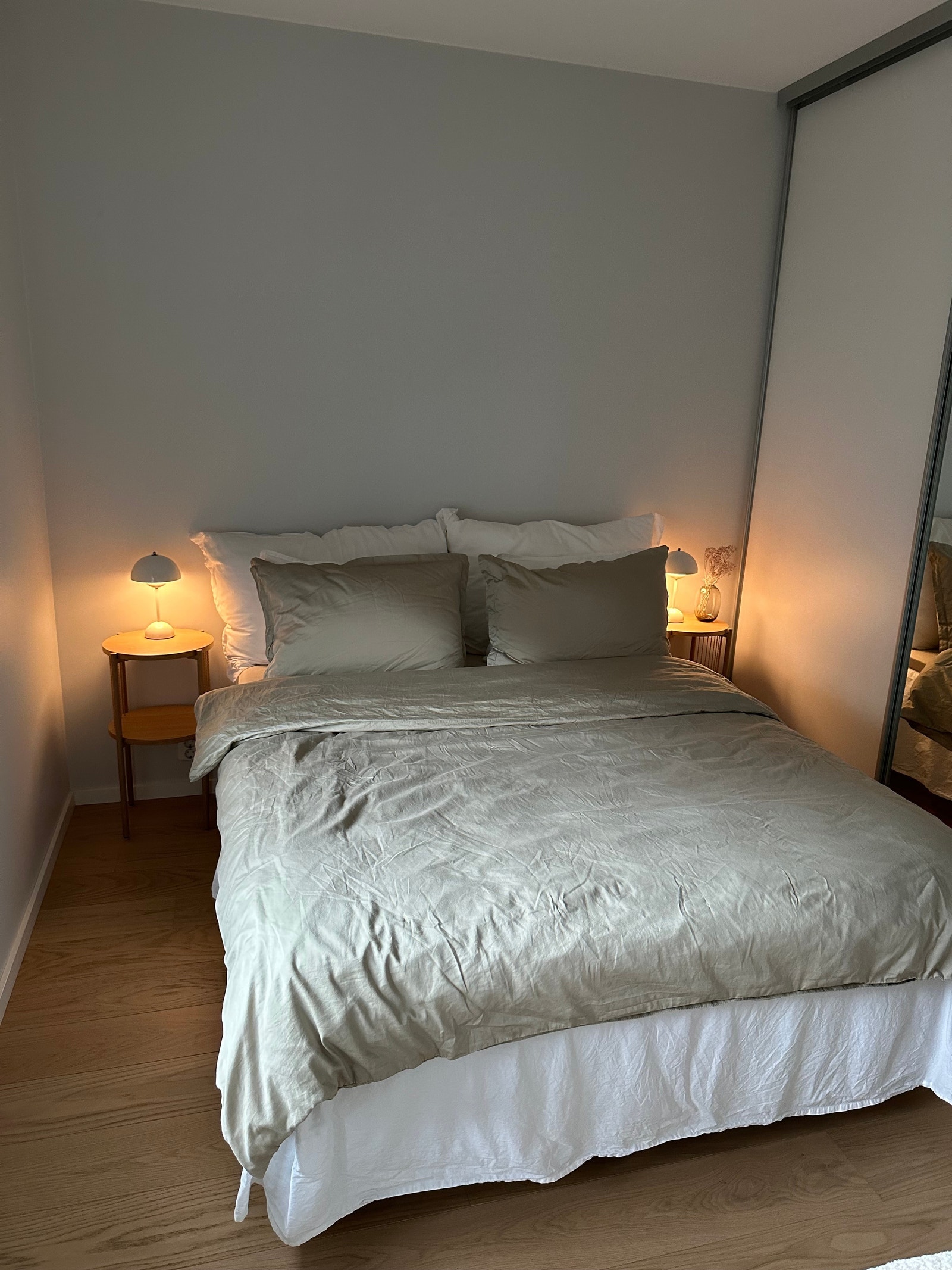 Romslig soverom med plass til dobbelseng Galleribilde