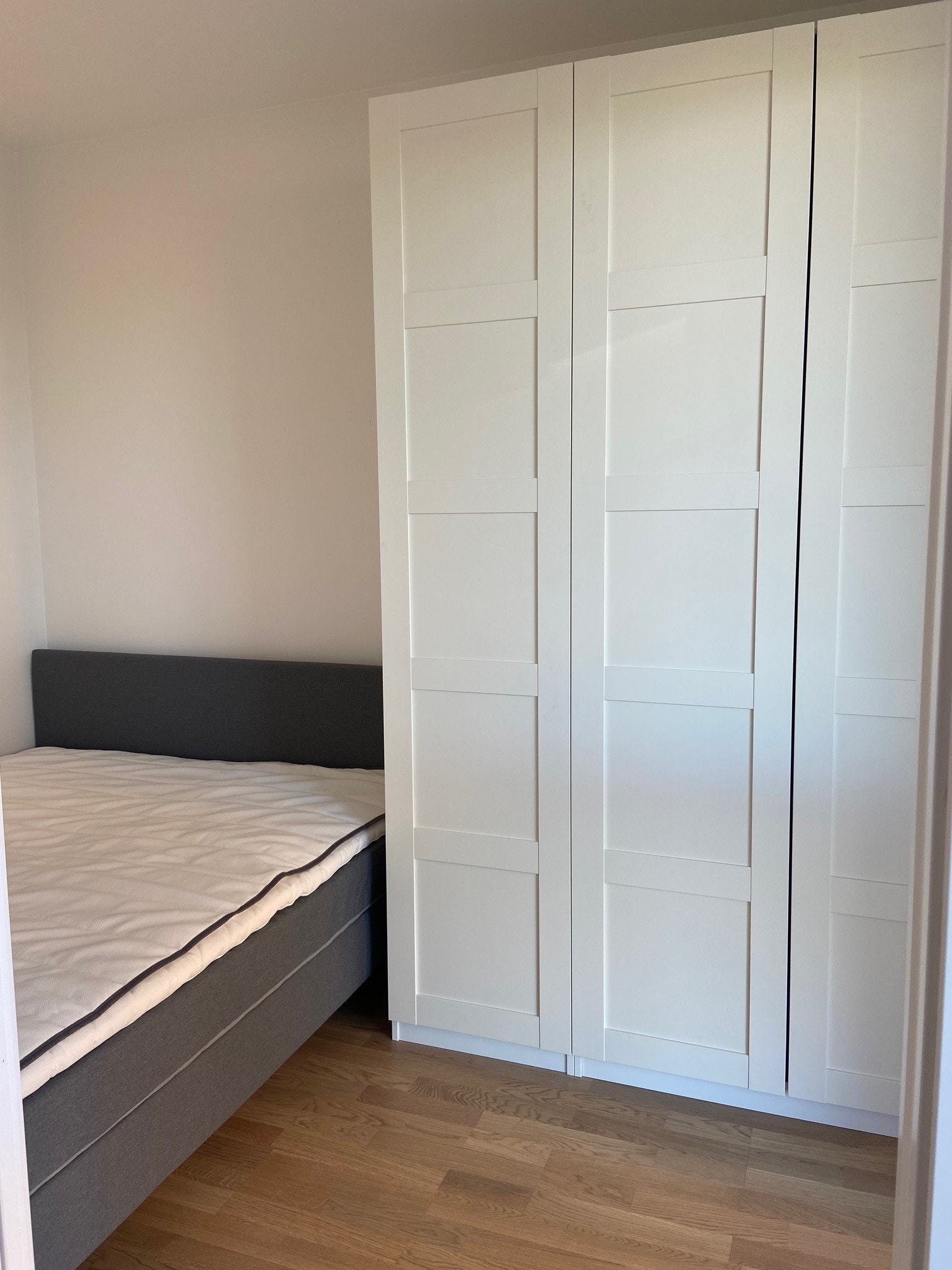 Soverom utstyrt med 160x200 seng. Godt med garderobeplass Galleribilde