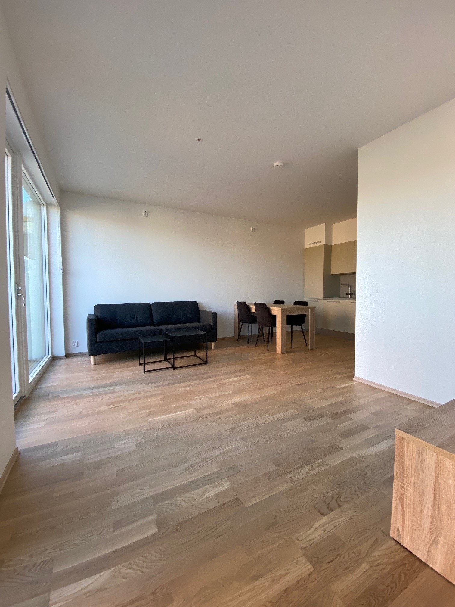 Stue utstyrt med sofa, bord og Tv-benk Galleribilde
