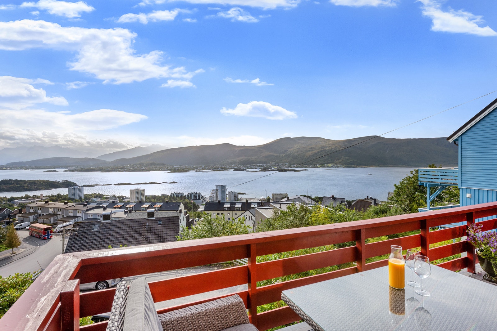 Verandaen - med en nydelig utsikt over Langevågsholmene, Sula, og de majestetiske Sunnmørsalpene! Galleribilde