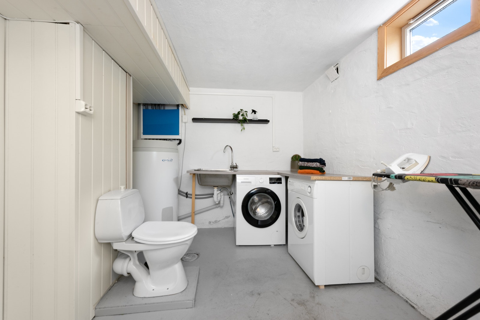 Leiligheten har vaskerom i kjelleren med varmtvannsbereder, utslagsvask, opplegg for vaskemaskin og tørketrommel - til og med et ekstra toalett når det virkelig står på! Galleribilde