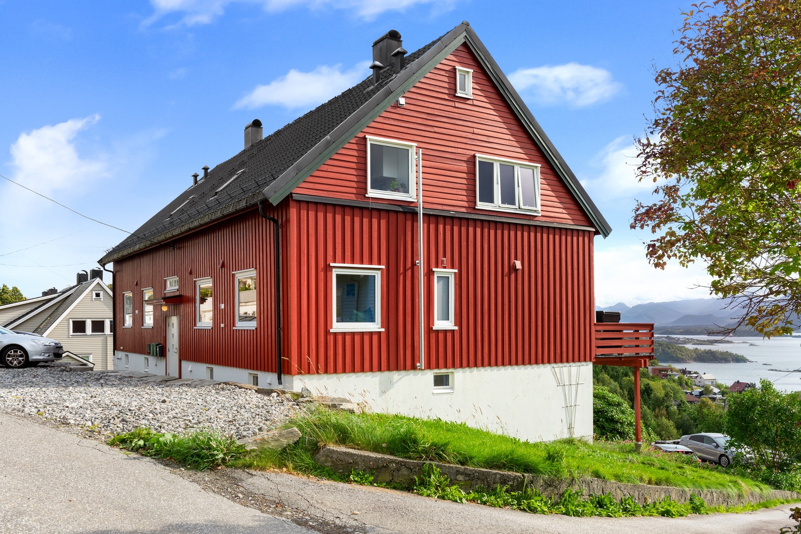 Lite trafikk i gaten, og parkering på baksiden av huset. Galleribilde