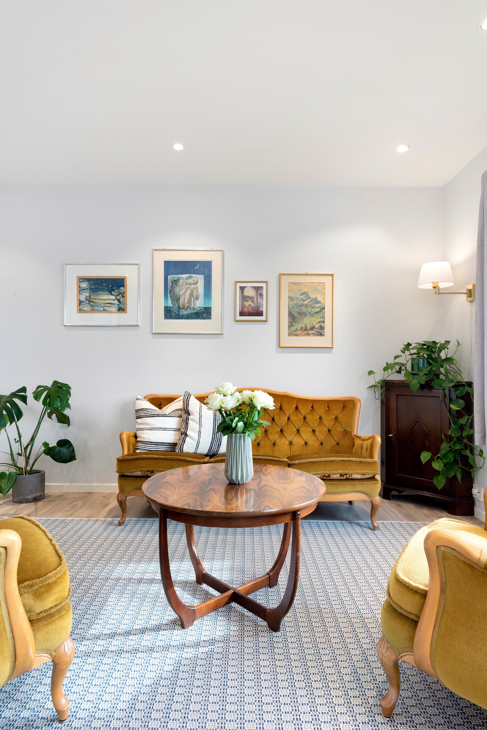 Leiligheten gjennomgikk en omfattende totalrenovering i 2014 med nye overflater, nytt bad og kjøkken, samt ny rør- og elektrisk installasjon. Galleribilde