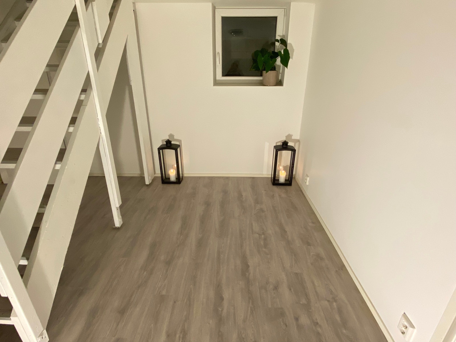 Stor gang med varmekabler, plass til fryser, kjøleskep eller bruke det som kontor Galleribilde