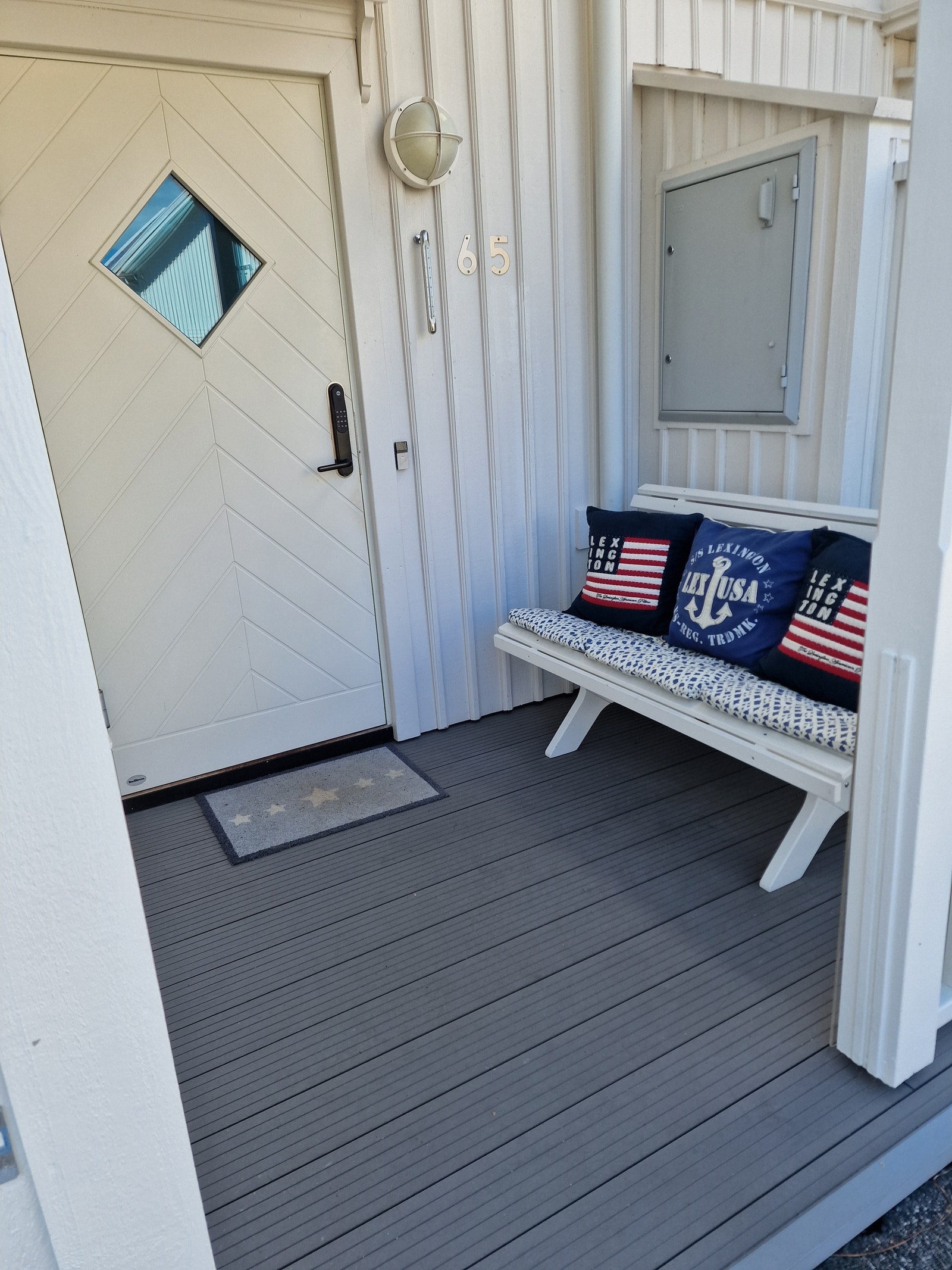 Inngangspartiet, sittebenk for å nyte utsikten mot Strømstad by og solen. Galleribilde