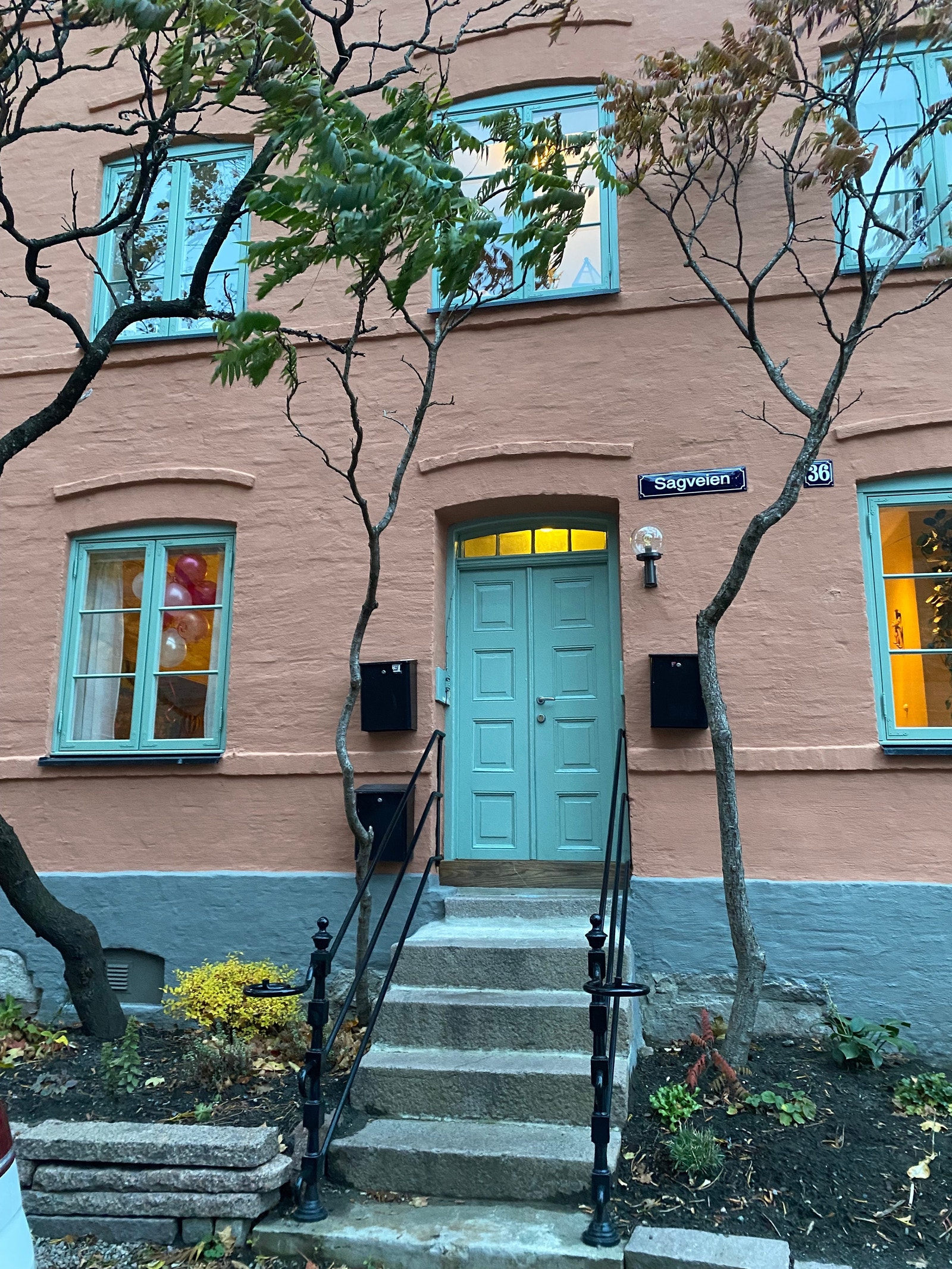 Flott historisk bygg med sjarmerende inngangsparti. Galleribilde