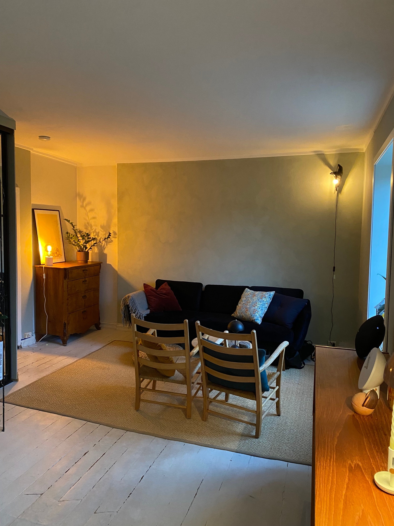 Romslig sittegruppe i stuen. Galleribilde