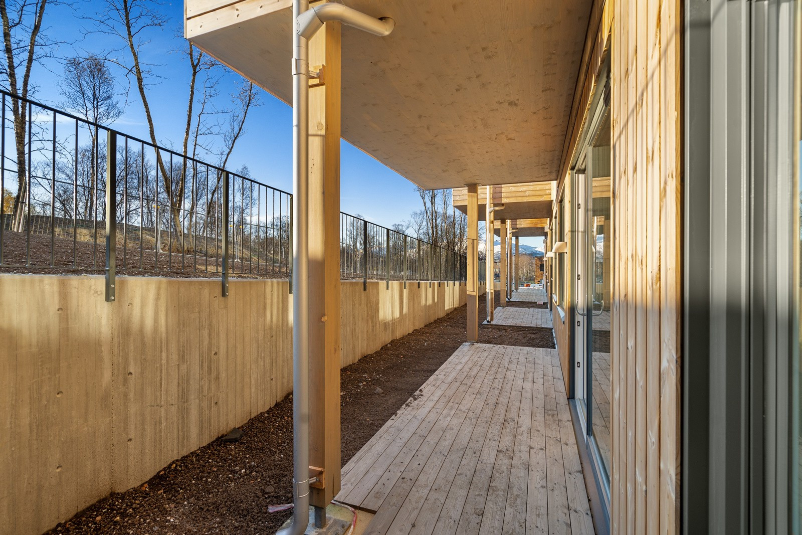 Leiligheten ligger fint og skjermet til, ut mot friområde. Markterrasse med gode solforhold.