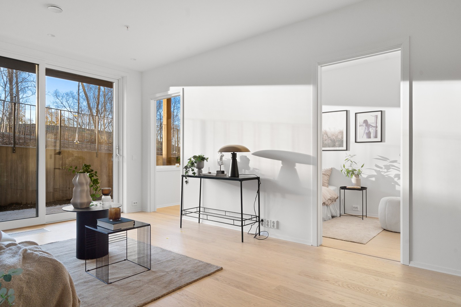Leiligheten framstår moderne med romslige oppholdsrom, generøs takhøyde og store vindusflater.
