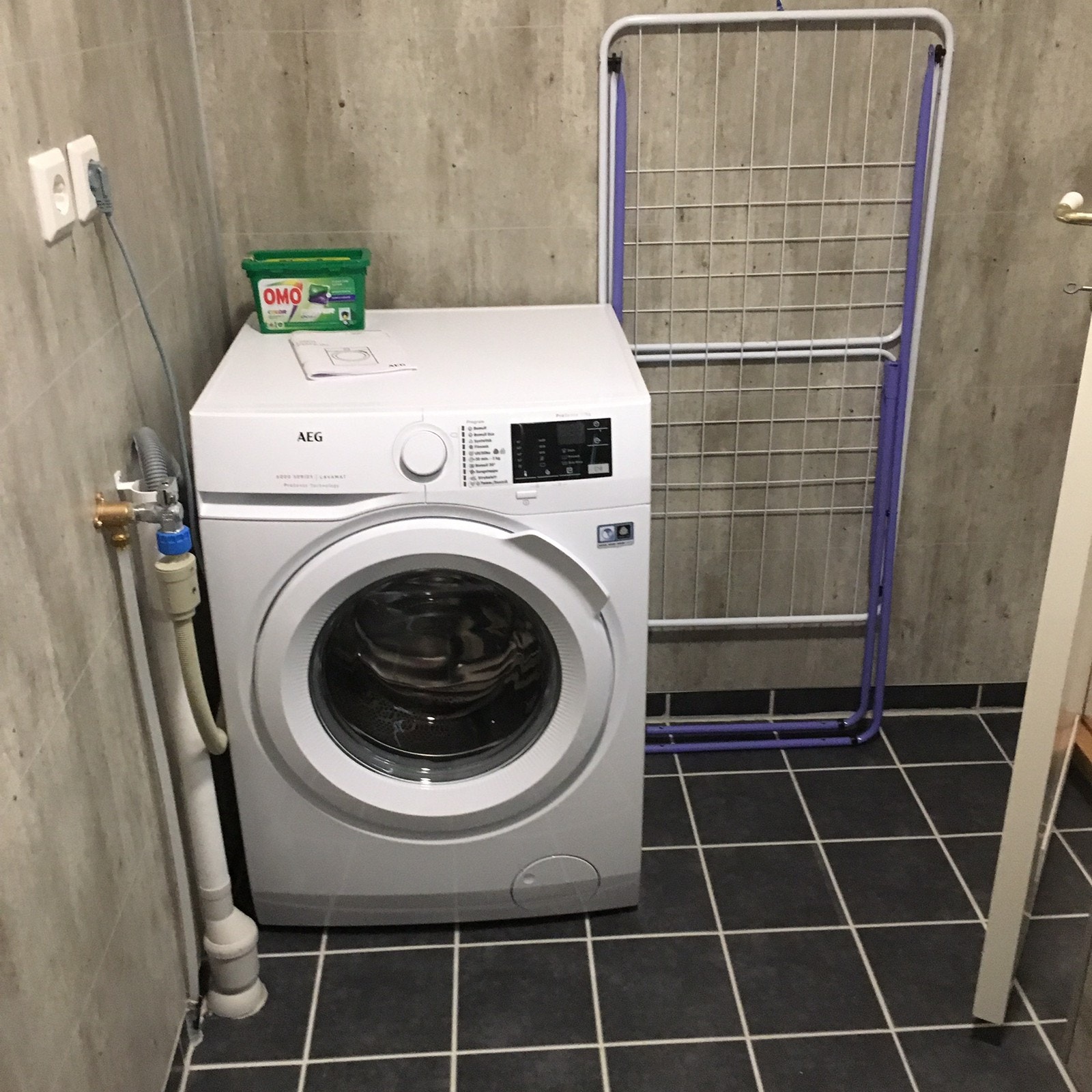 Vaskemaskin plassert på badet følger med Galleribilde