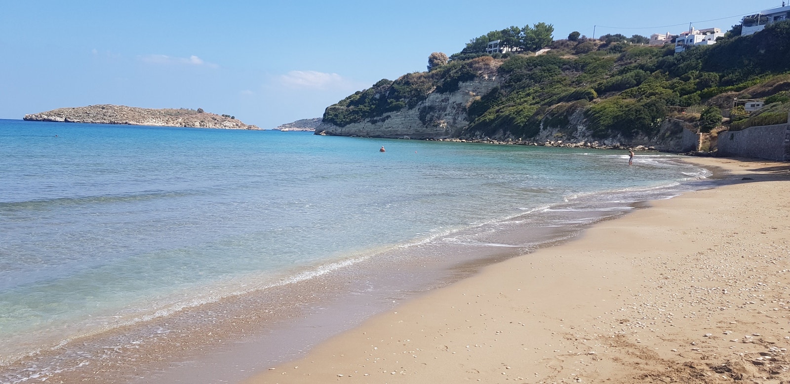 Kera beach. Almerida ligger bakenfor klippene Galleribilde