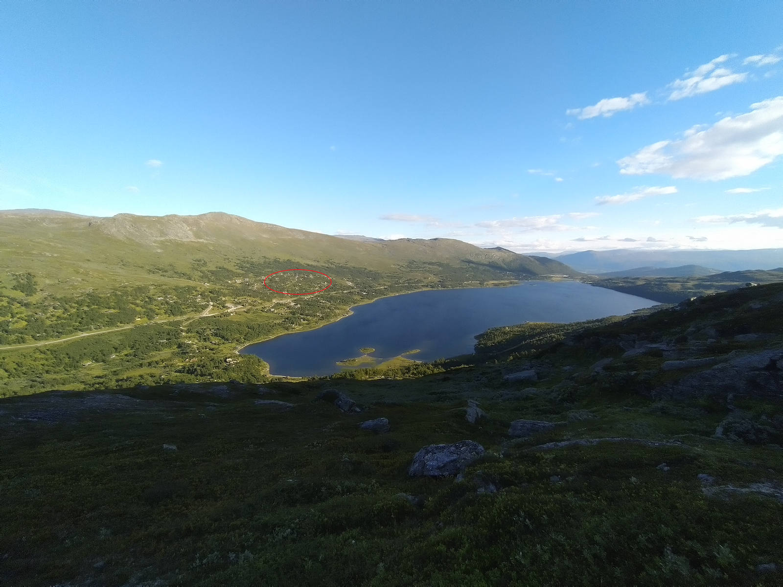 Bilde fra et stykke opp ifra enden av Skarvatnet, tomta ligger fint til (i det innringede området) Galleribilde