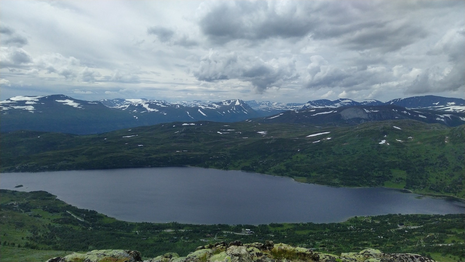 Utsikt fra Storgruvpiken, fjellet rett bakenfor hyttefeltet der tomta ligger. Galleribilde