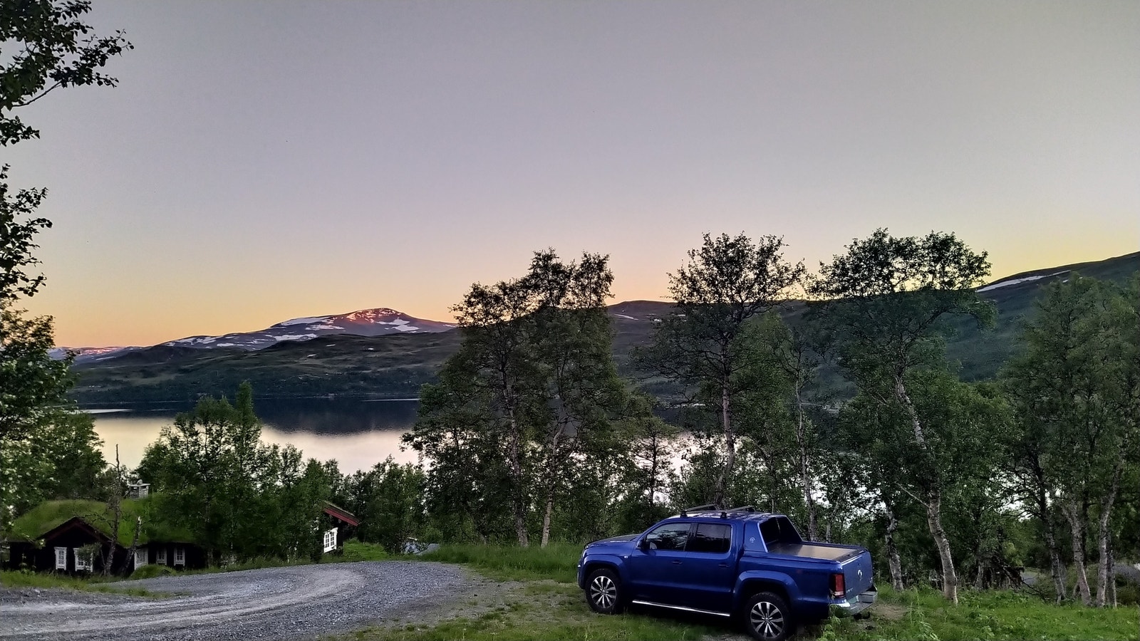 Tomta ligger rett nedenfor der hvor bilen står på bildet Galleribilde