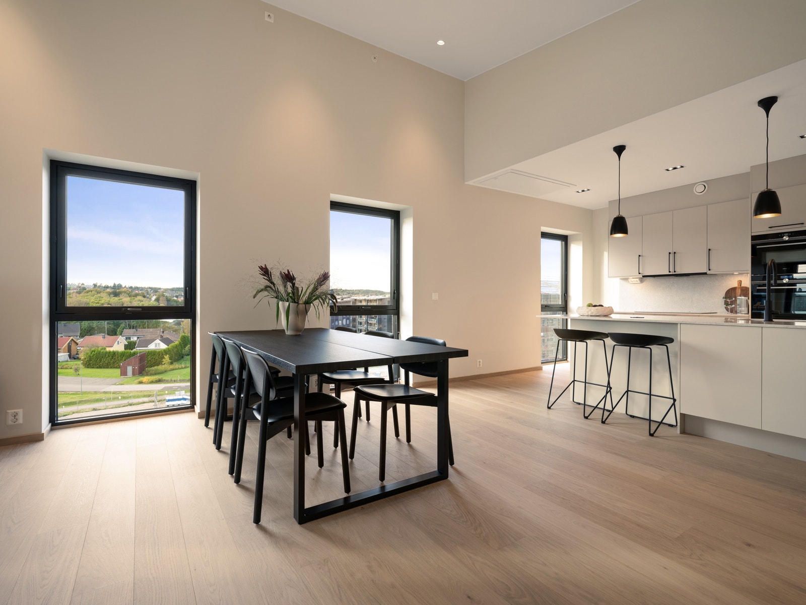 God plass til stort spisebord. Galleribilde