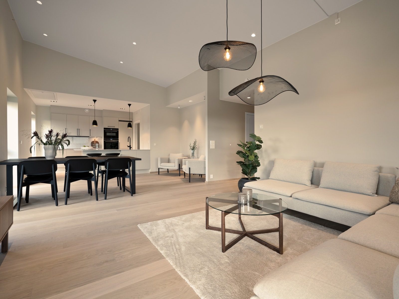 Åpen stue/kjøkken løsning med god takhøyde Galleribilde