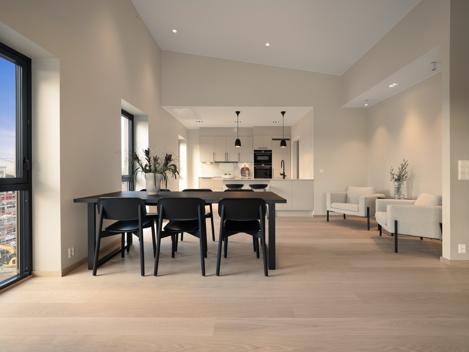 Over kjøkken er det bodhems med stor lagringsplass Galleribilde