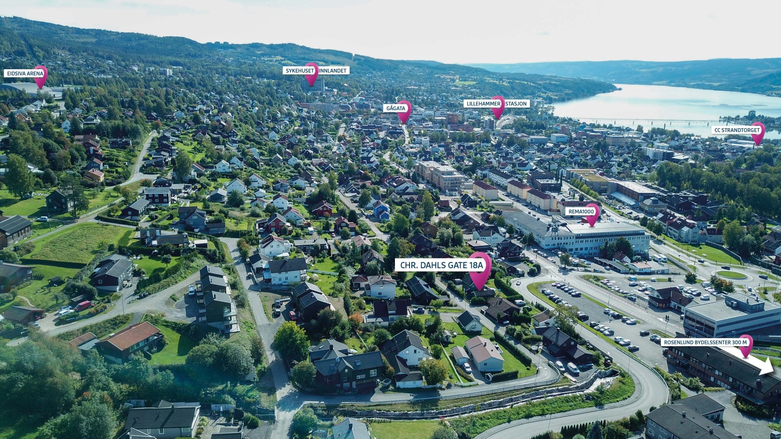 Tomannsboligen ligger kun 1 kilometer nord for Lilletorget, og 300 meter fra Rosenlund Bydelssenter! (dronebilde) Galleribilde