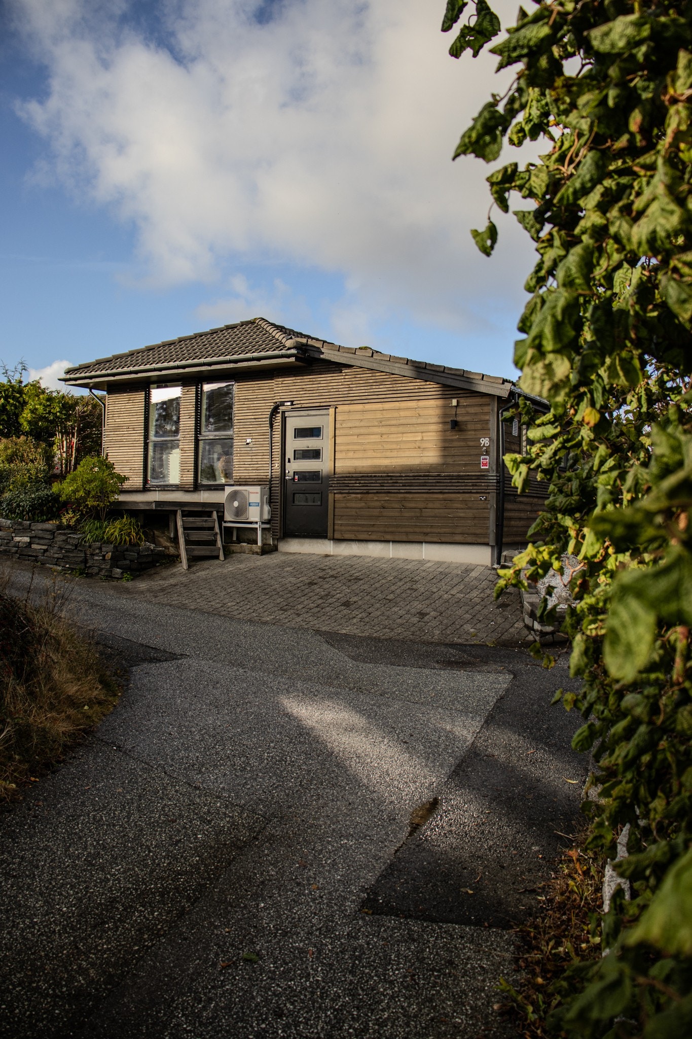 Egen inngang, helt adskilt fra hovedhus. Meget godt støyisolert mellom leilighet/hus. Liten solterrasse mot sør Galleribilde