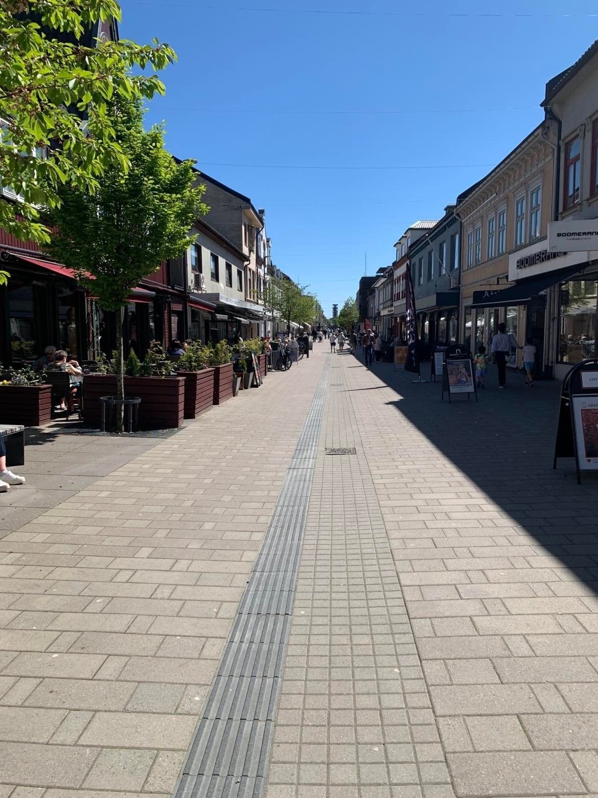 Gågata ligger ca. 50 meter i fra leiligheten. Galleribilde